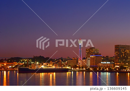 横浜大桟橋からの夕焼け風景　山下公園 136609145