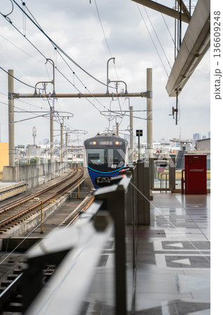 電車が駅に進入する様子(インドネシア・ジャカルタMRT) 電車が駅に進入する様子(インドネシア・ジャカルタMRT) 136609248