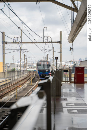 電車が駅に進入する様子(インドネシア・ジャカルタMRT) 電車が駅に進入する様子(インドネシア・ジャカルタMRT) 136609249