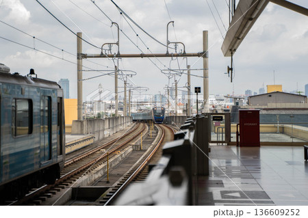 電車が駅に進入する様子（インドネシア・ジャカルタMRT） 136609252