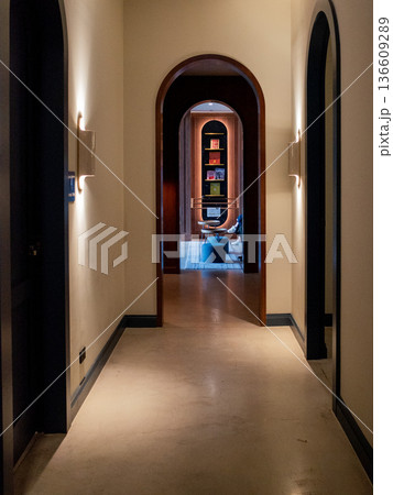 ホテルの隠し部屋 136609289