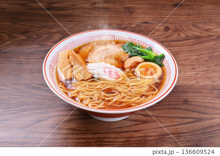 注)湯気は合成です。しょう油らーめん、醤油ラーメン、中華そば、シナチク、煮卵、チャーシュー。 注)湯気は合成です。しょう油らーめん、醤油ラーメン、中華そば、シナチク、煮卵、チャーシュー。 136609524