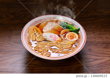 注）湯気は合成です。しょう油らーめん、醤油ラーメン、中華そば、シナチク、煮卵、チャーシュー。 136609525