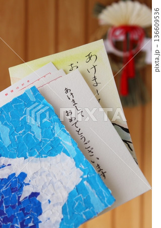 元旦に届いた年賀状のイメージ（複数デザイン・手作り・手書き・印刷・正月飾り） 136609536