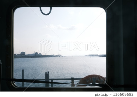 船窓から望む港湾工業地帯の風景 船窓から望む港湾工業地帯の風景 136609682