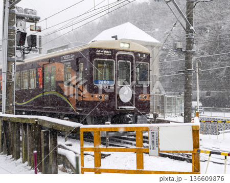 雪の中を走る能勢電鉄の7200系電車 136609876