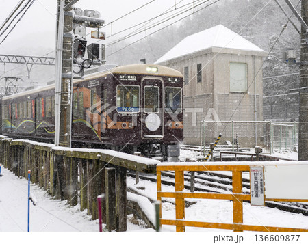 雪の中を走る能勢電鉄の7200系電車 136609877