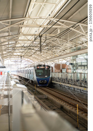 ジャカルタMRTの駅構内に停車する電車 136609899