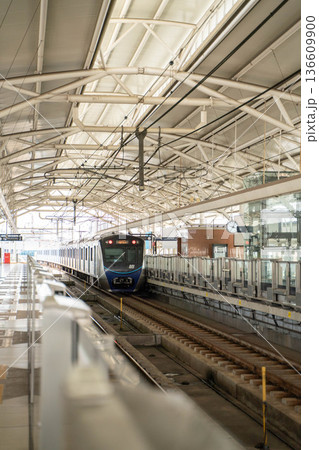 ジャカルタMRTの駅構内に停車する電車 ジャカルタMRTの駅構内に停車する電車 136609900