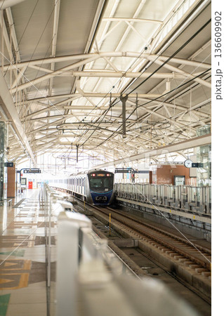 ジャカルタMRTの駅構内に停車する電車 136609902