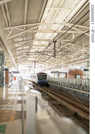 ジャカルタMRTの駅構内に停車する電車 136609903