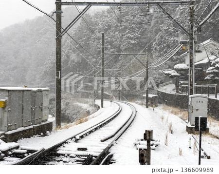 雪が降り積もる鉄道路線の風景 136609989