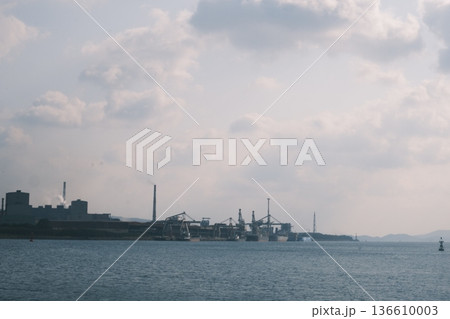 港湾工業地帯と海の風景 港湾工業地帯と海の風景 136610003