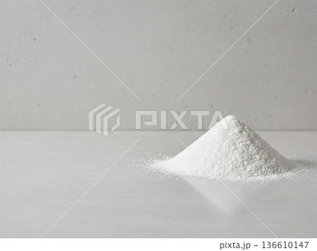 白い粉の山と余白のあるミニマル背景素材｜抽象コンセプト 136610147