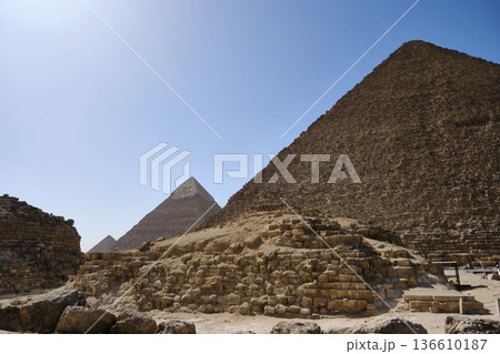Giza pyramid complex 136610187