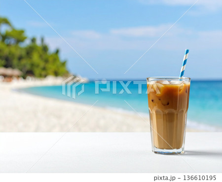 海辺で楽しむアイスカフェラテ 136610195