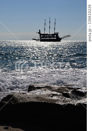 Pirate ship coast tourists, tour, sea tour 136610226