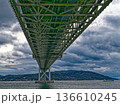 下から見た曇天の明石海峡大橋　1926年1月 136610245