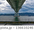 下から見た曇天の明石海峡大橋　1926年1月 136610246