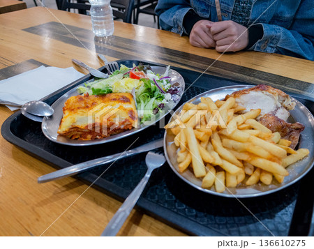 外国で食べるボリューミーなラザニアとフライドポテト 136610275