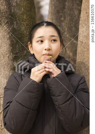 焼き芋を食べる女の子 136610370
