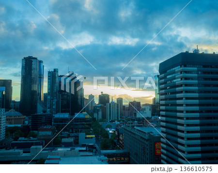 オフィスビル街の朝焼けと気球 オフィスビル街の朝焼けと気球 136610575