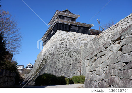 愛媛県　松山城・太鼓櫓と石垣 136610794