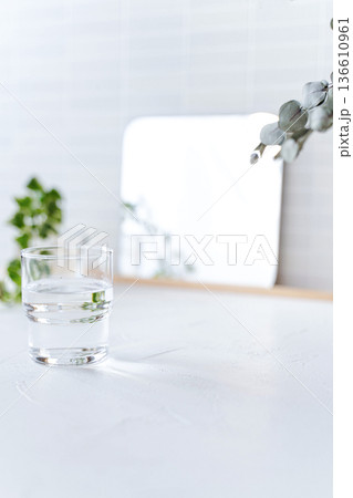観葉植物と朝の洗面 136610961