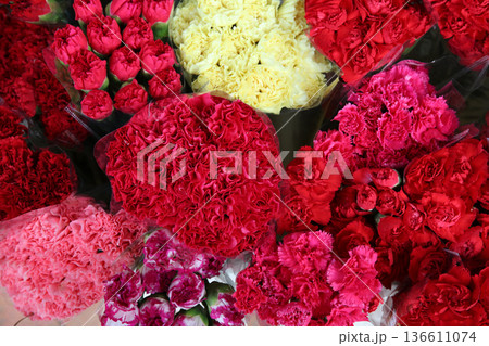 花屋さんの店頭に並ぶ色とりどりの花 花屋さんの店頭に並ぶ色とりどりの花 136611074