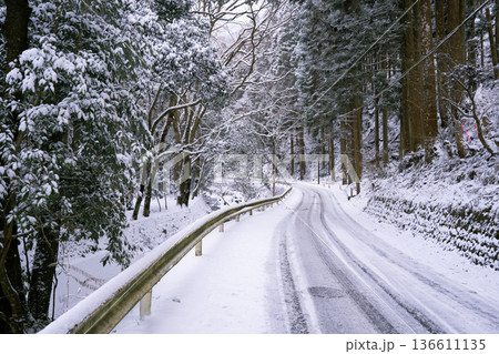 雪の積もった道路 136611135