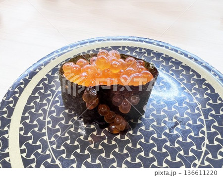 新鮮で美味しそうないくらの軍艦巻き 136611220