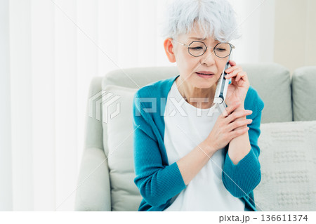 固定電話で通話するシニア女性 136611374