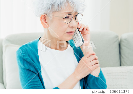 固定電話で通話するシニア女性 136611375