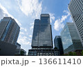 【都市風景】東京・丸の内のオフィスビル群　日中 136611410