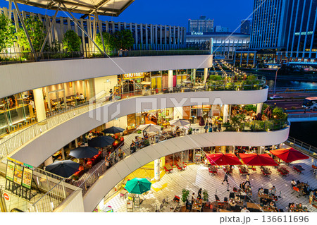 【神奈川県】夜にライトアップされた横浜ベイクォーター 136611696