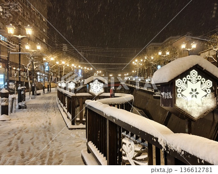 雪景色の下呂温泉街 136612781