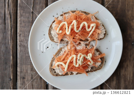 ベルリーナラントブロートを使ったツナとニンジンのオープンサンド　ドイツのライ麦パン 136612821