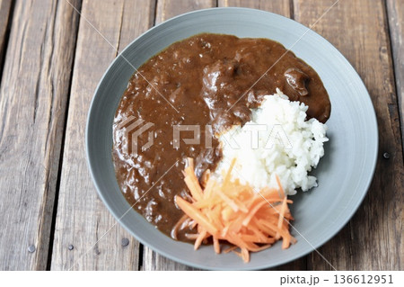 キャロットラペを添えた欧風ビーフカレー 136612951