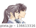 制服を着た若い男女 136613316