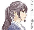 制服を着た若い女性 136613317