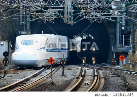 東海道新幹線・小田原駅を発車した… 『N700S系 』と小峰トンネル 136613334