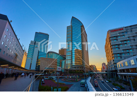 神奈川県川崎市の川崎駅西口周辺の商業施設の夕景(超高層ビル,三日月)を見る 136613349