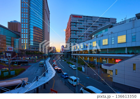 神奈川県川崎市の川崎駅西口周辺の商業施設の夕景(超高層ビル)を見る 神奈川県川崎市の川崎駅西口周辺の商業施設の夕景(超高層ビル)を見る 136613350