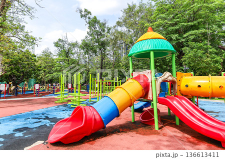 遊具のある公園 136613411