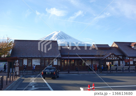 河口湖駅と富士山（山梨県富士河口湖町） 136613680