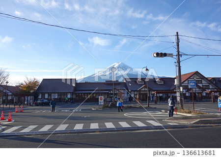 河口湖駅と富士山(山梨県富士河口湖町) 河口湖駅と富士山(山梨県富士河口湖町) 136613681
