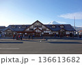 河口湖駅と富士山(山梨県富士河口湖町) 河口湖駅と富士山(山梨県富士河口湖町) 136613682