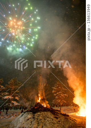 太田の火まつり　幻想的な冬花火　秋田県大仙市　 136613949