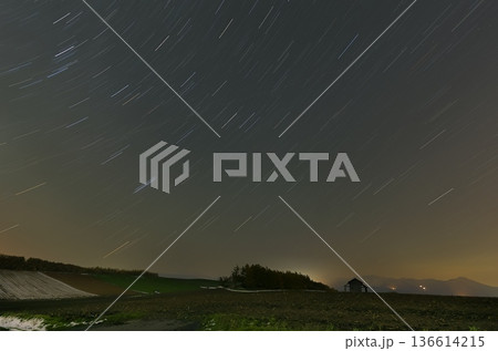 北海道美瑛ブラウマンの空庭の星景写真ー長秒撮影 北海道美瑛ブラウマンの空庭の星景写真ー長秒撮影 136614215