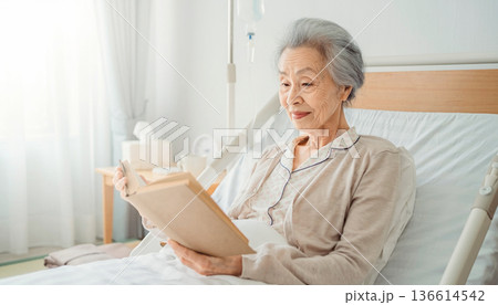 在宅ホスピスで読書を楽しむ高齢女性－自然光のある穏やかな自宅療養風景 136614542